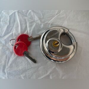 Heavy duty lock with 2 keys